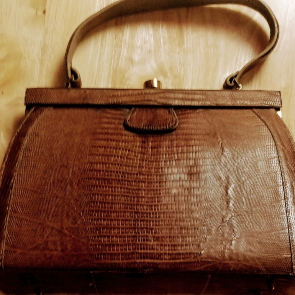 VASSAR VERY VINTAGE GENUINE LIZARD HANDBAG, CARAMEL COLOR. EXCELLENT CONDITION.